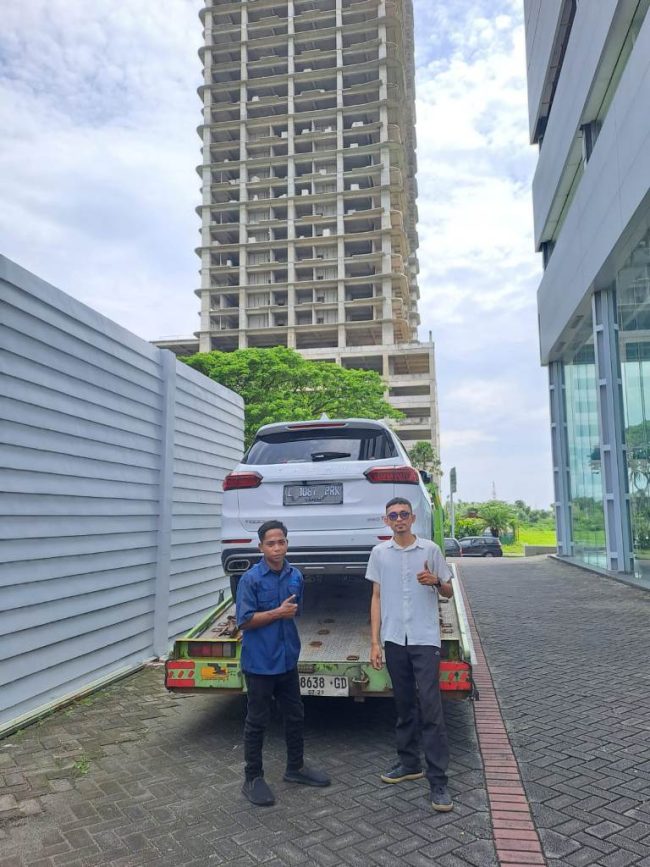 Foto Penyerahan Unit Sales Mobil Chery Faizal (4) Chery Surabaya