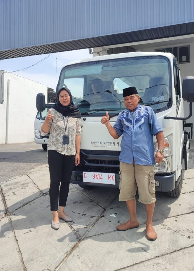 Foto Penyerahan Unit Sales Mobil Isuzu Tegal (4)