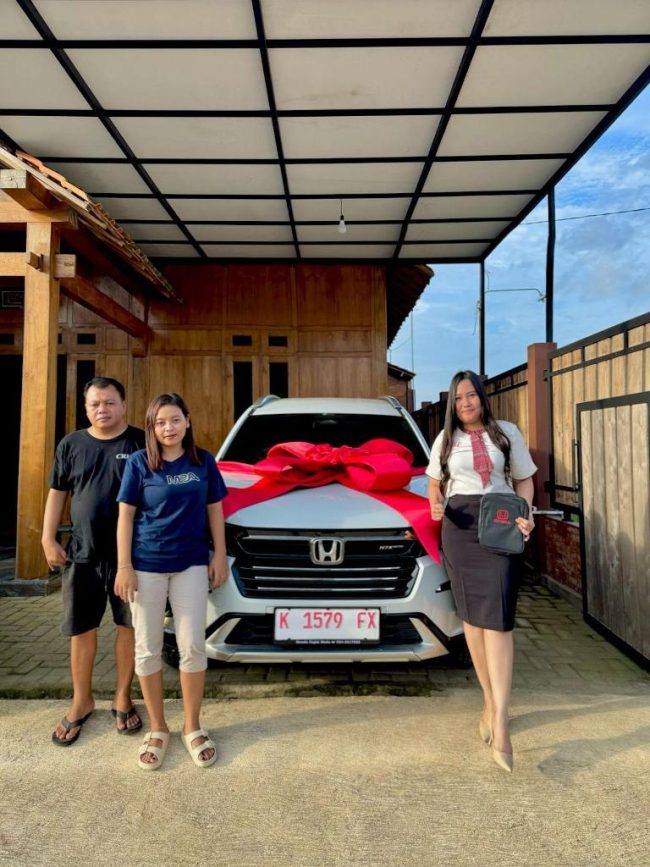 Foto Penyerahan Unit Sales Mobil Honda Ambar (1)