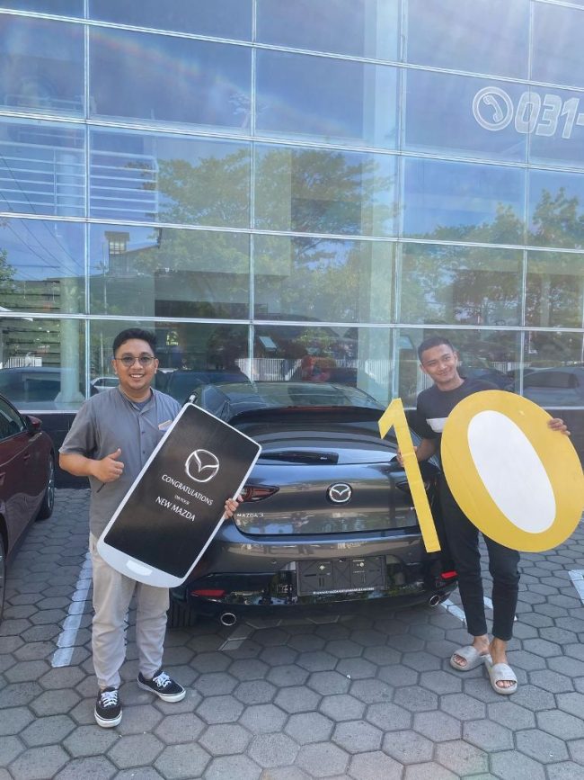 Foto Penyerahan Unit Sales Mobil Mazda Bagas (10)