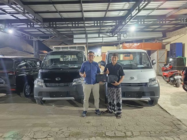 Foto Penyerahan Unit Sales Mobil Daihatsu Rohmat (5)