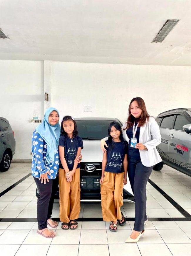 Foto Penyerahan Unit Sales Mobil Daihatsu Arum (4)